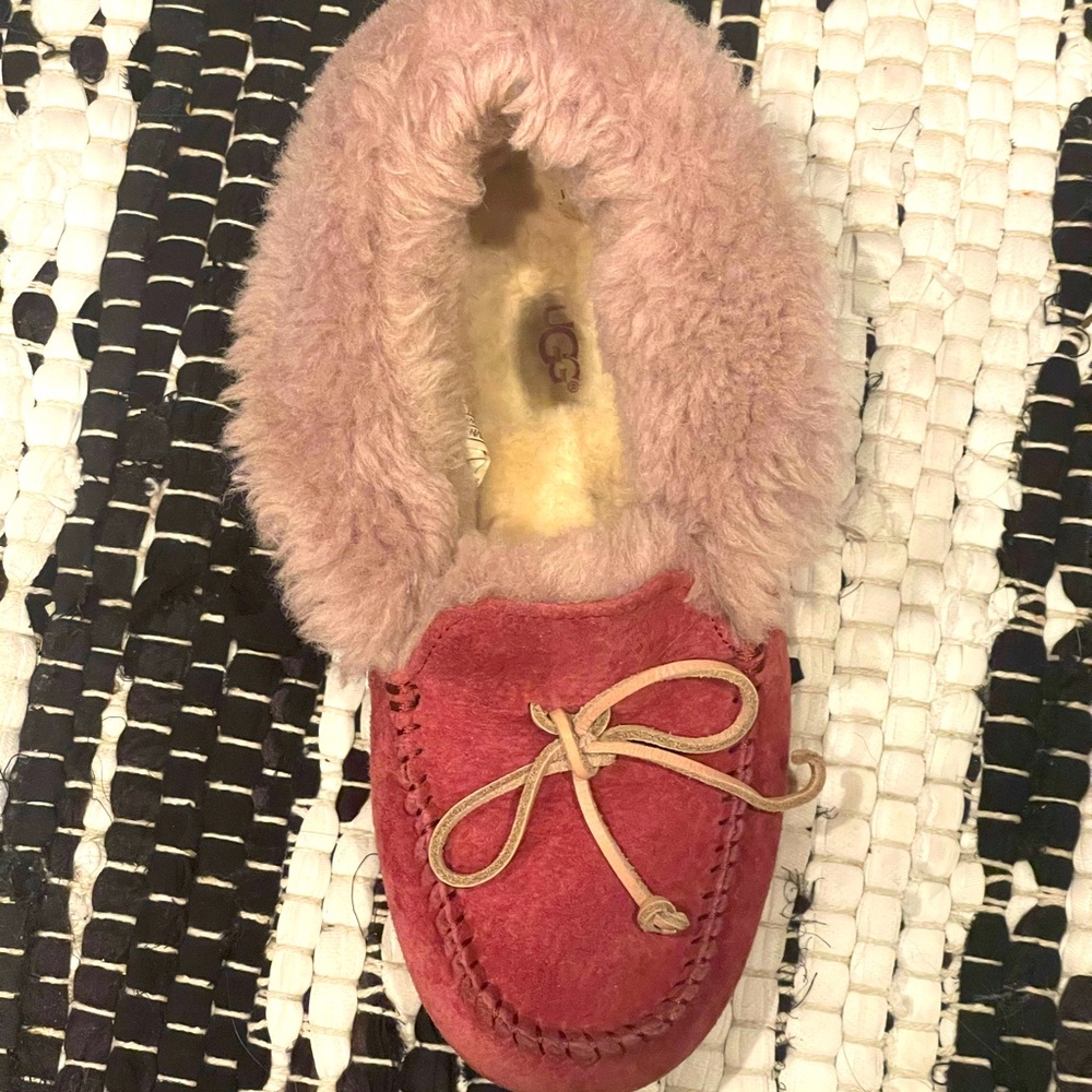 UGG SLIPPERS